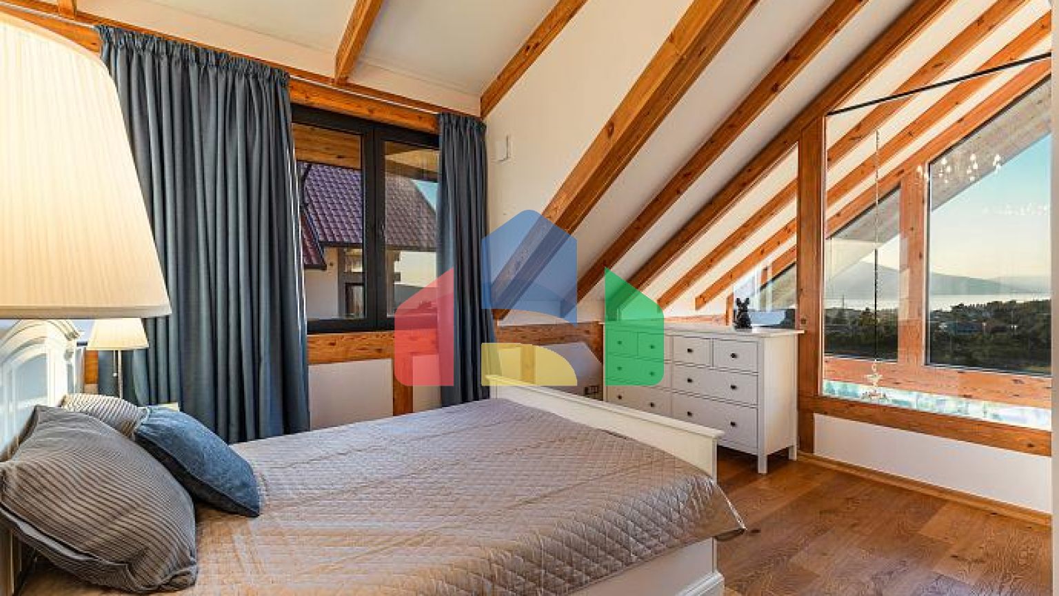 Современный Дом в Полутрадиционном Стиле на Холме Тиват