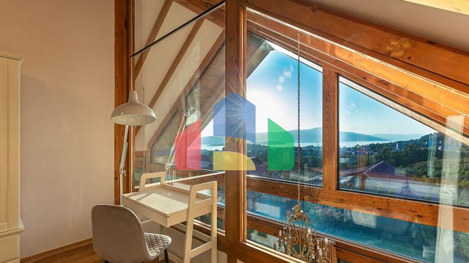 Современный Дом в Полутрадиционном Стиле на Холме Тиват