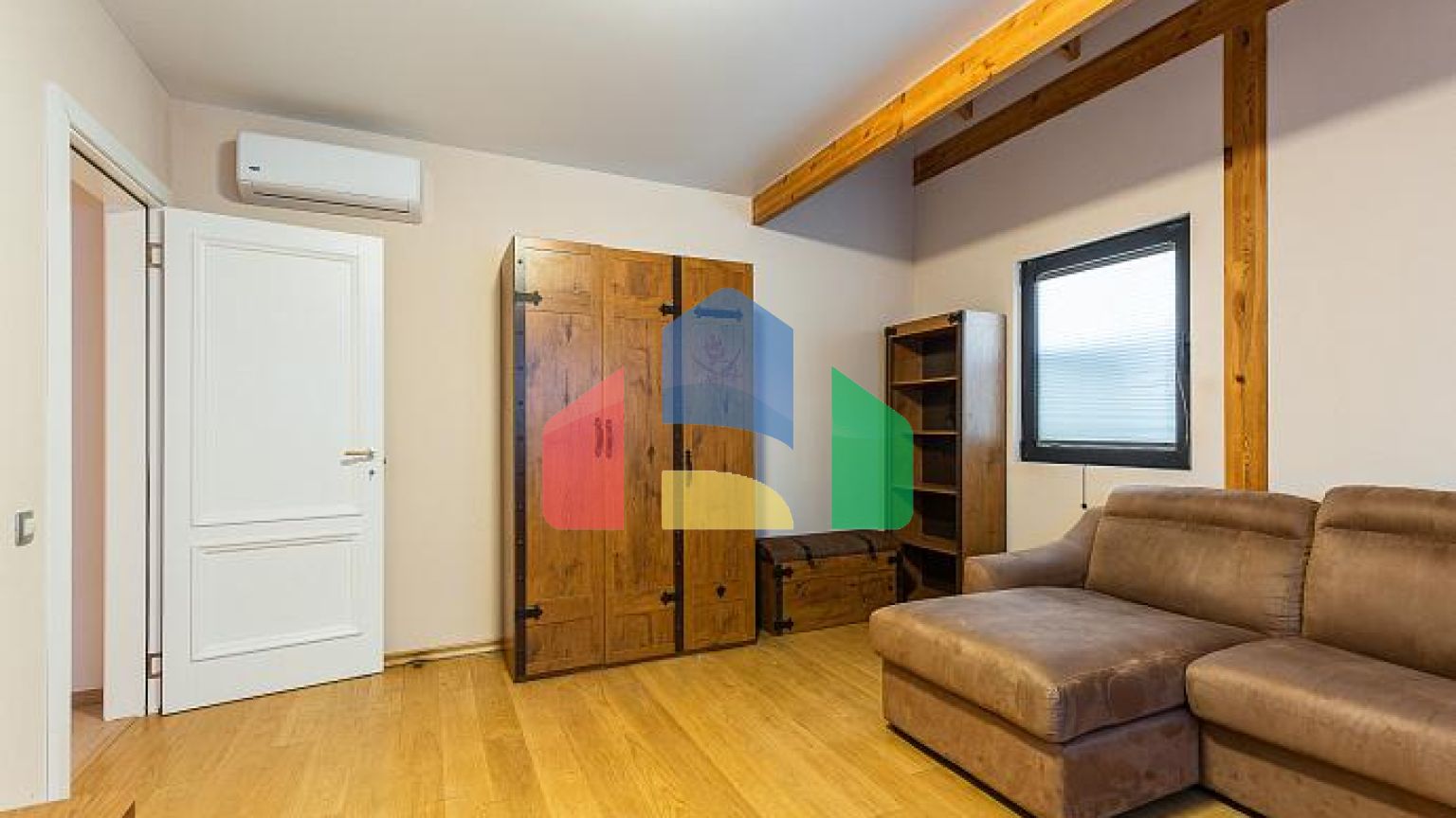 Современный Дом в Полутрадиционном Стиле на Холме Тиват