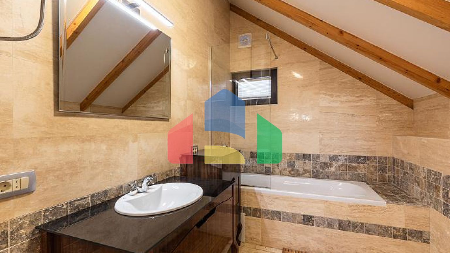 Современный Дом в Полутрадиционном Стиле на Холме Тиват