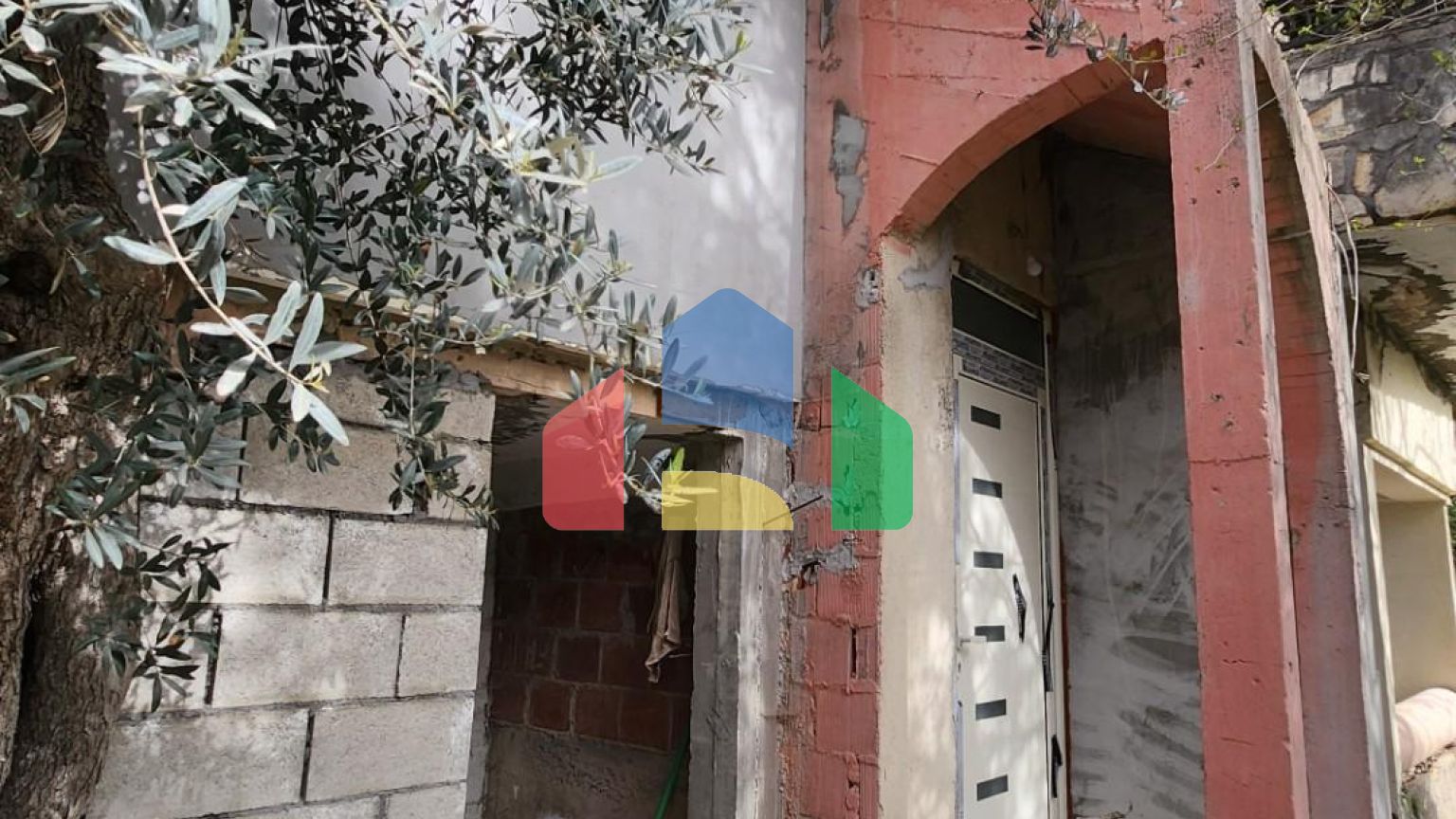 Трехэтажный дом в Ульцине, район Лиман