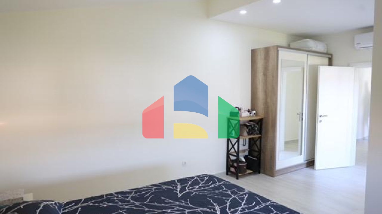 Отель с 6 большими апартаментами в Улцине, далеко от Велика плажа, Штой.