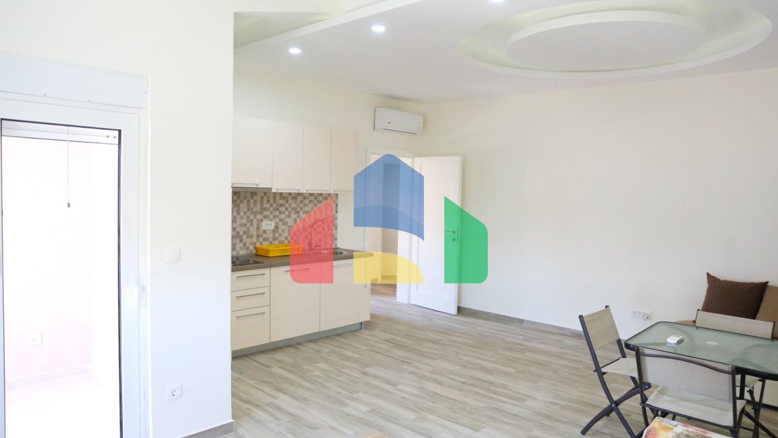 Отель с 6 большими апартаментами в Улцине, далеко от Велика плажа, Штой.