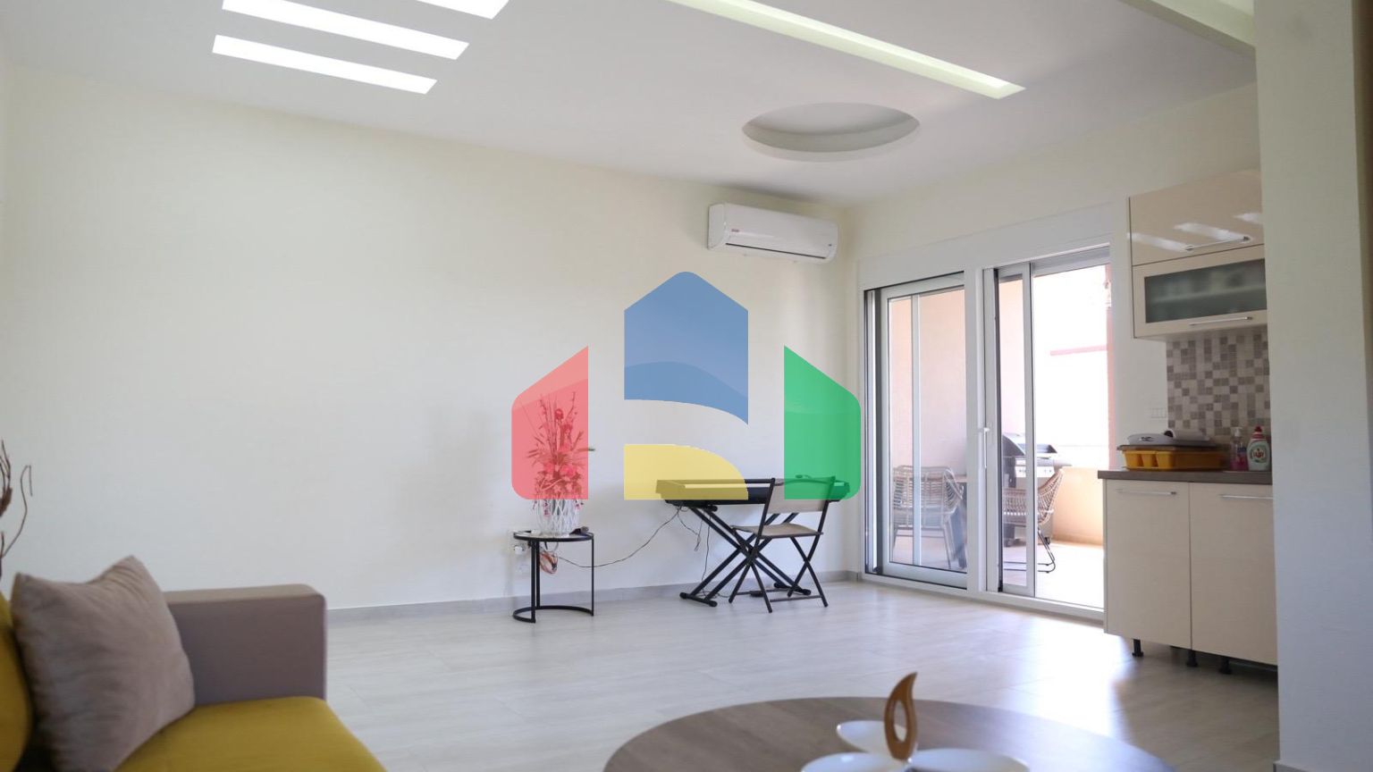 Отель с 6 большими апартаментами в Улцине, далеко от Велика плажа, Штой.