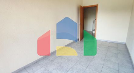 Четырехэтажный дом с гаражом недалеко от моря