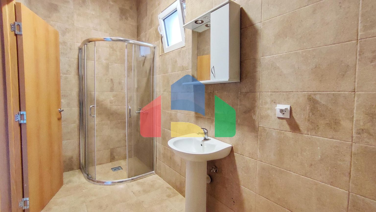 Четырехэтажный дом с гаражом недалеко от моря