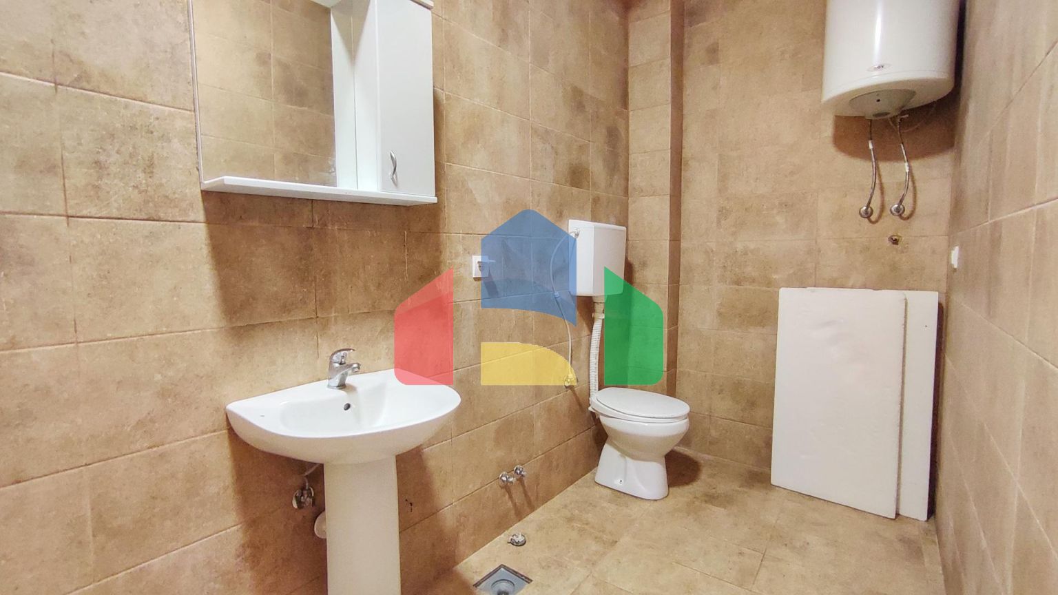 Четырехэтажный дом с гаражом недалеко от моря