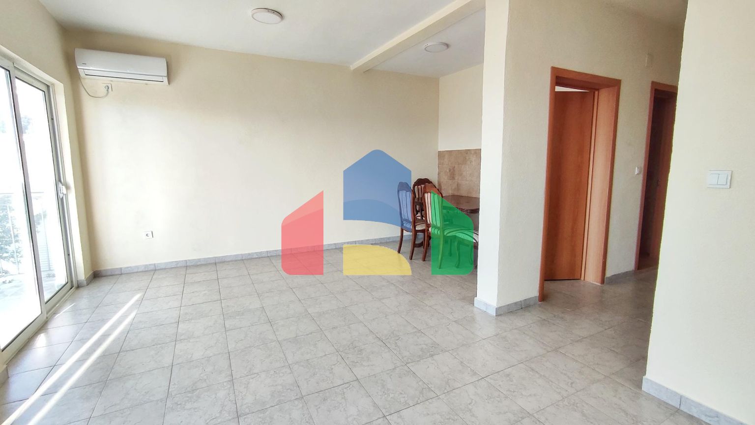 Четырехэтажный дом с гаражом недалеко от моря