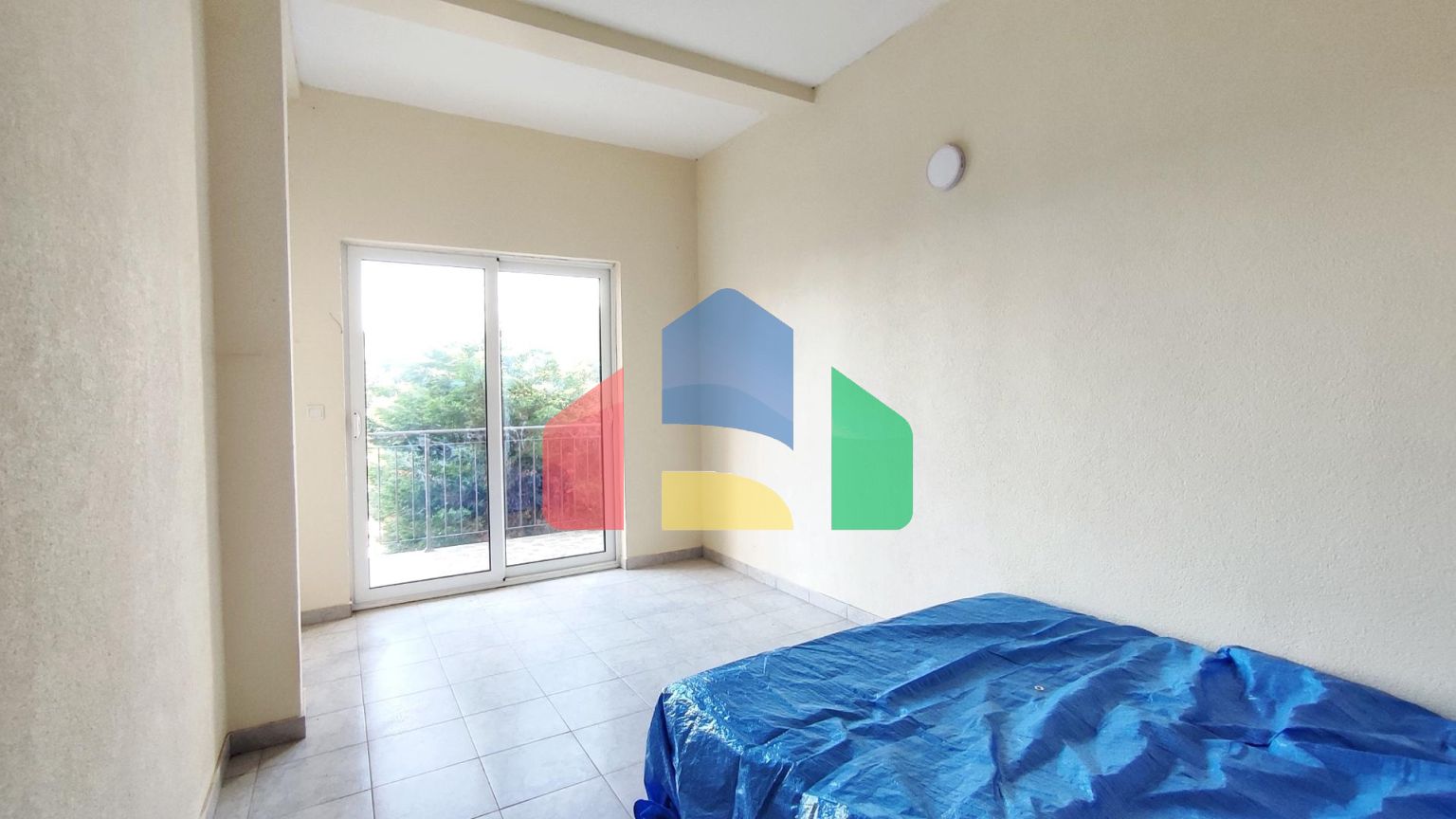 Четырехэтажный дом с гаражом недалеко от моря