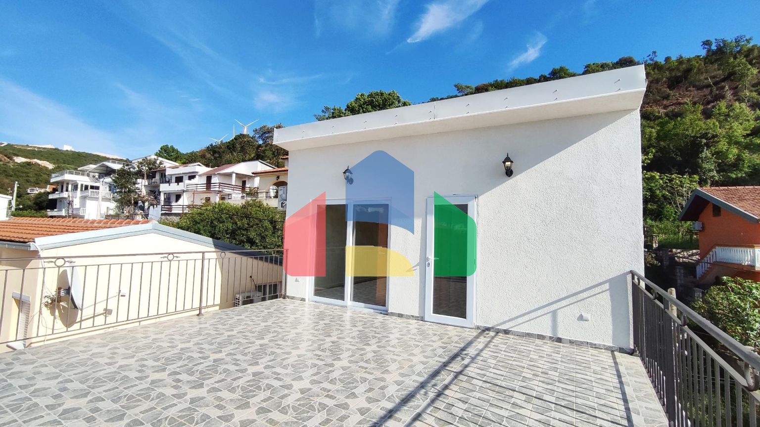 Четырехэтажный дом с гаражом недалеко от моря