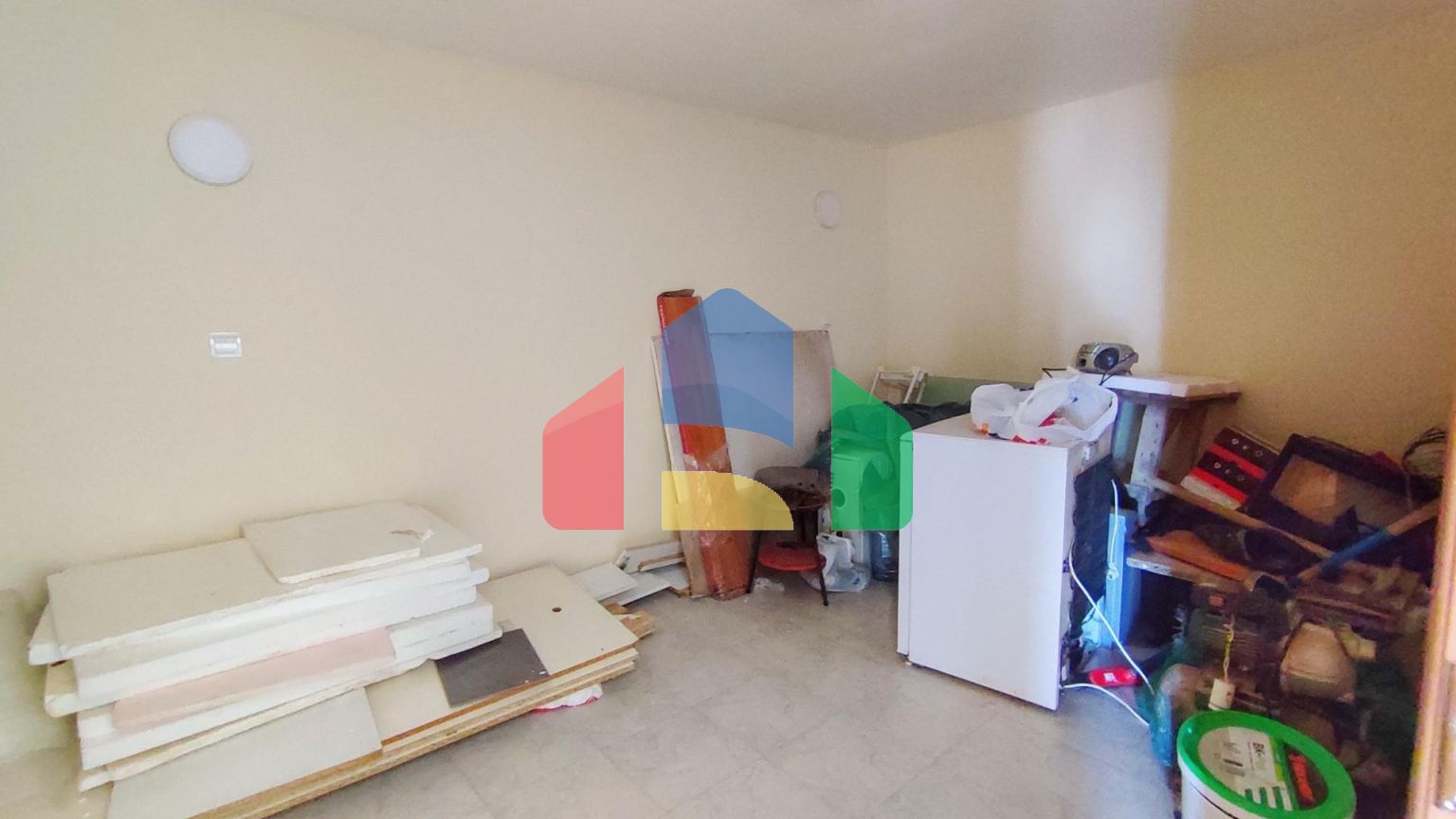 Четырехэтажный дом с гаражом недалеко от моря