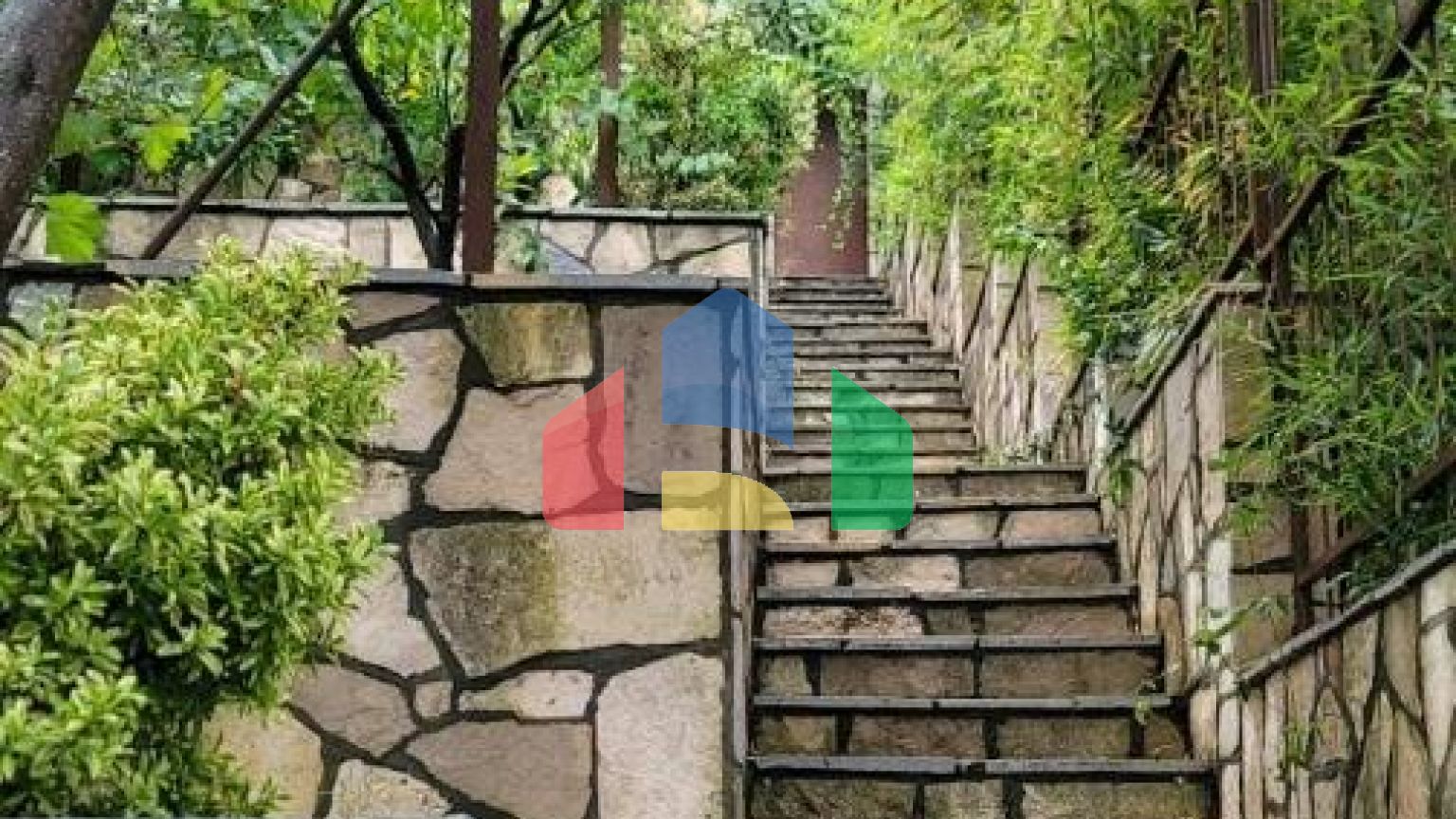 Трёхэтажная вилла на первой линии, Хладна Увала