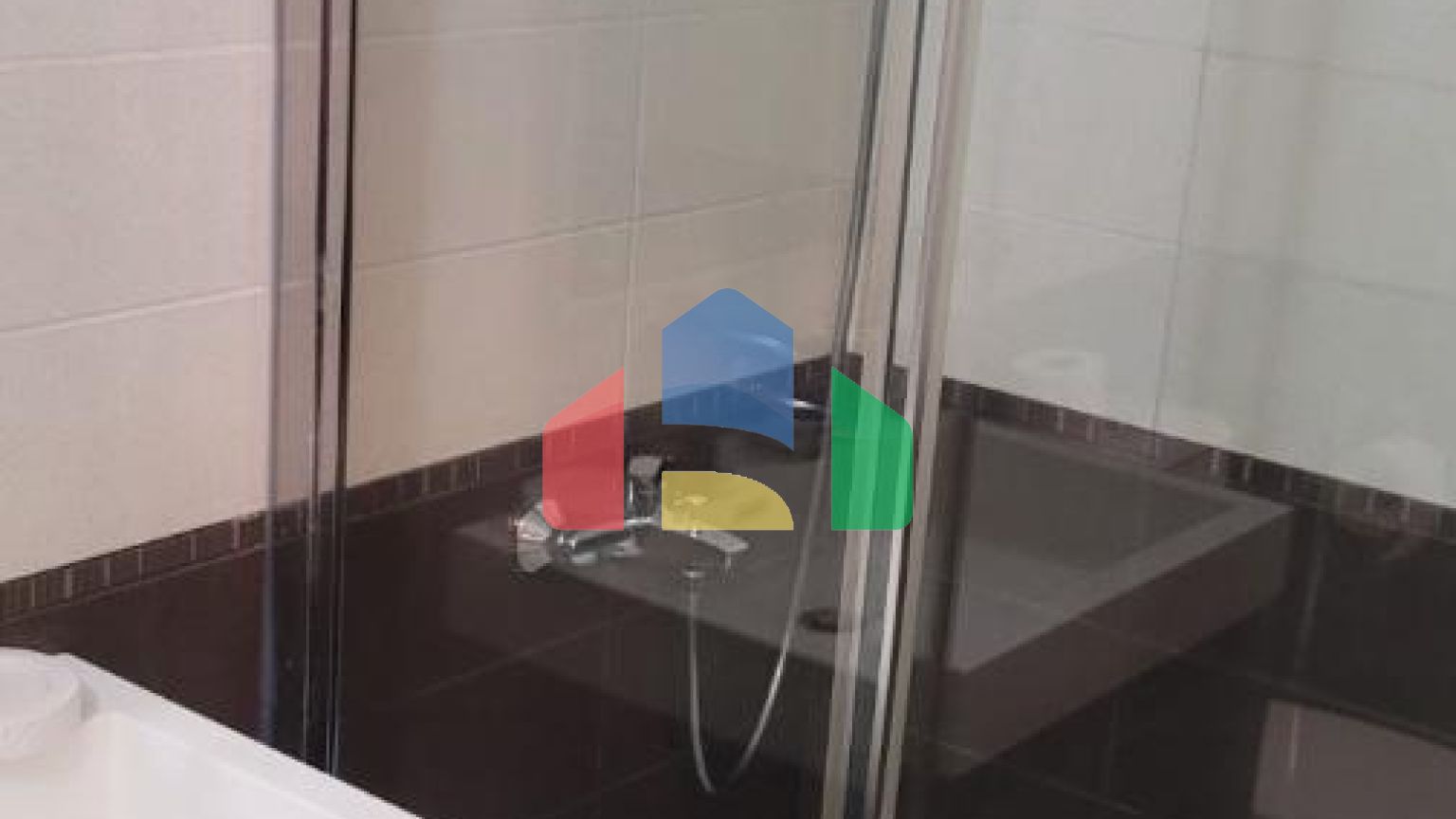 Трёхэтажная вилла на первой линии, Хладна Увала