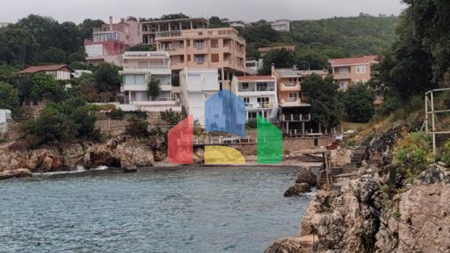 Трёхэтажная вилла на первой линии, Хладна Увала