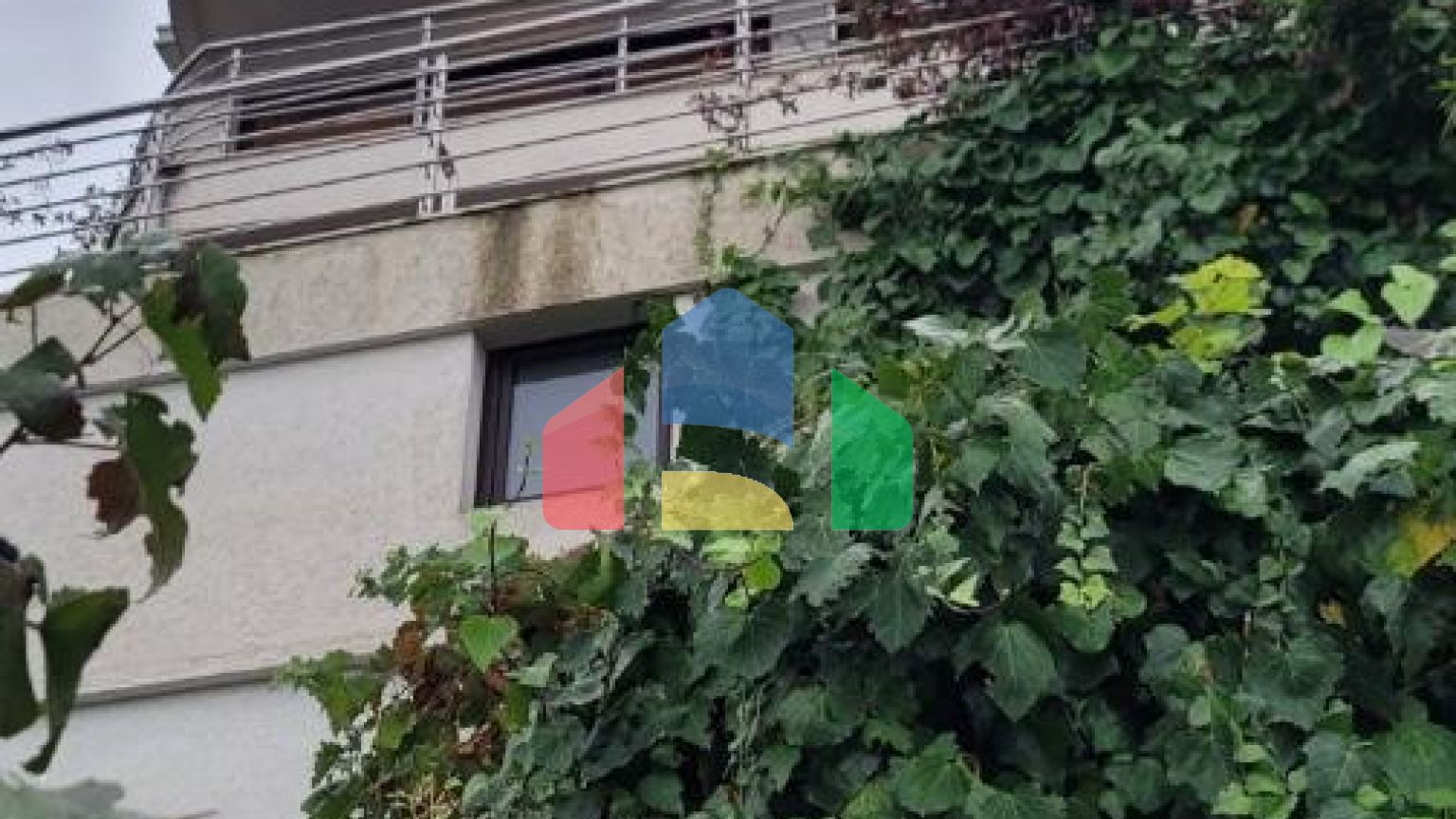 Трёхэтажная вилла на первой линии, Хладна Увала