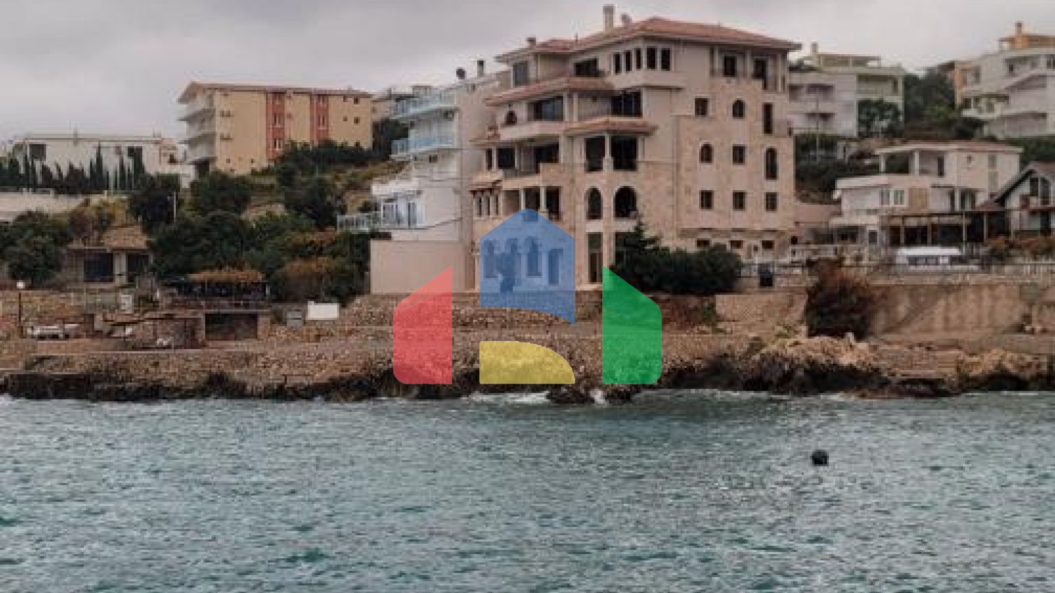 Трёхэтажная вилла на первой линии, Хладна Увала