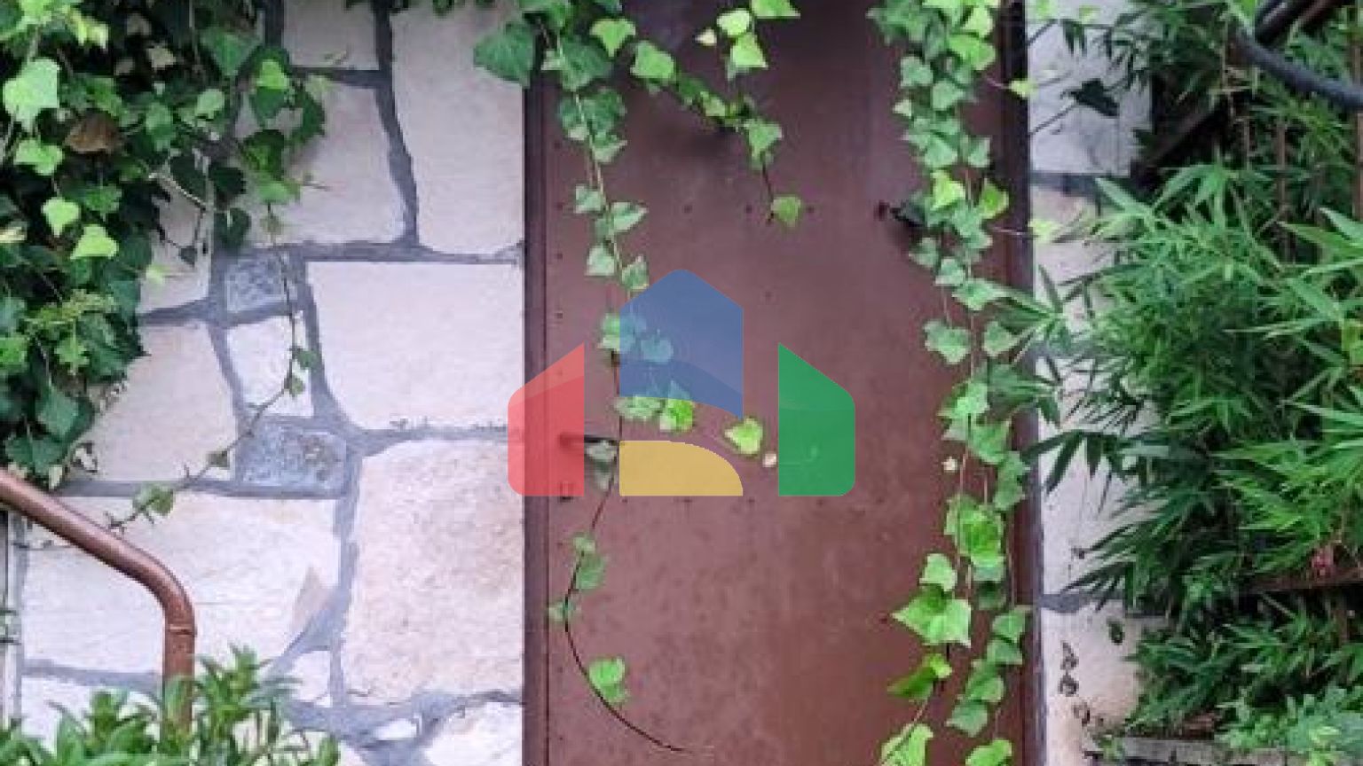 Трёхэтажная вилла на первой линии, Хладна Увала