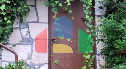 Трёхэтажная вилла на первой линии, Хладна Увала