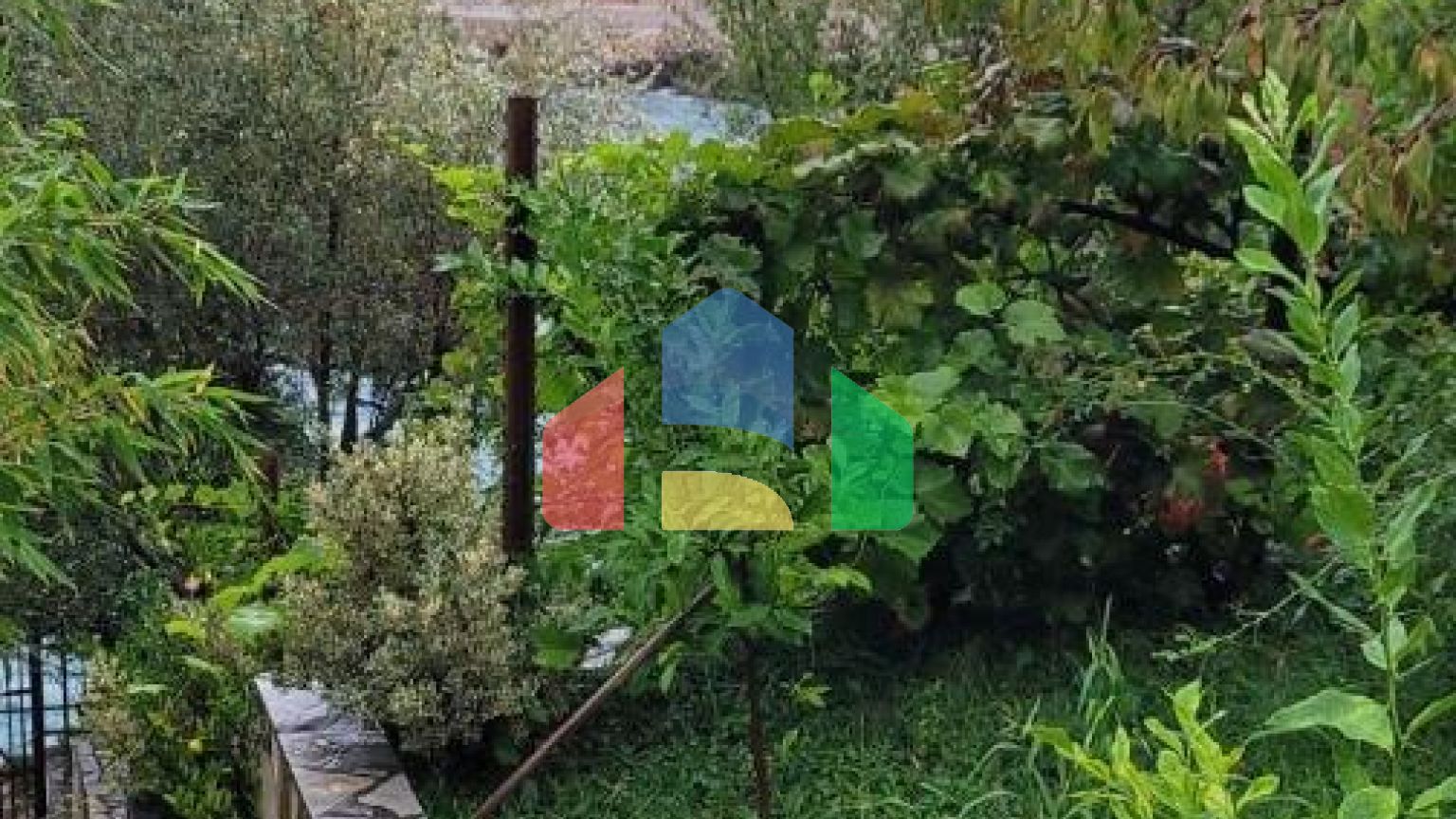 Трёхэтажная вилла на первой линии, Хладна Увала