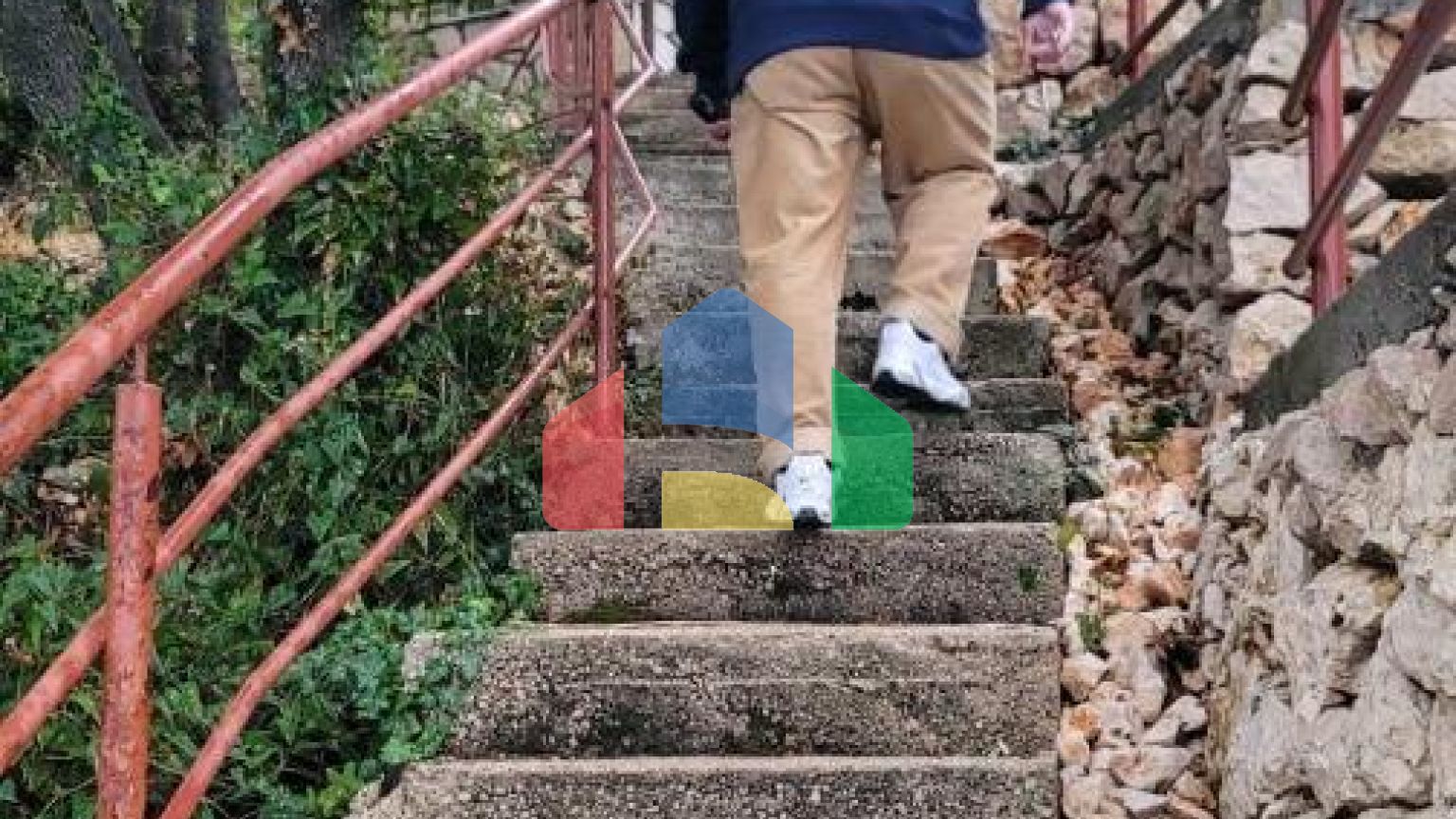 Трёхэтажная вилла на первой линии, Хладна Увала