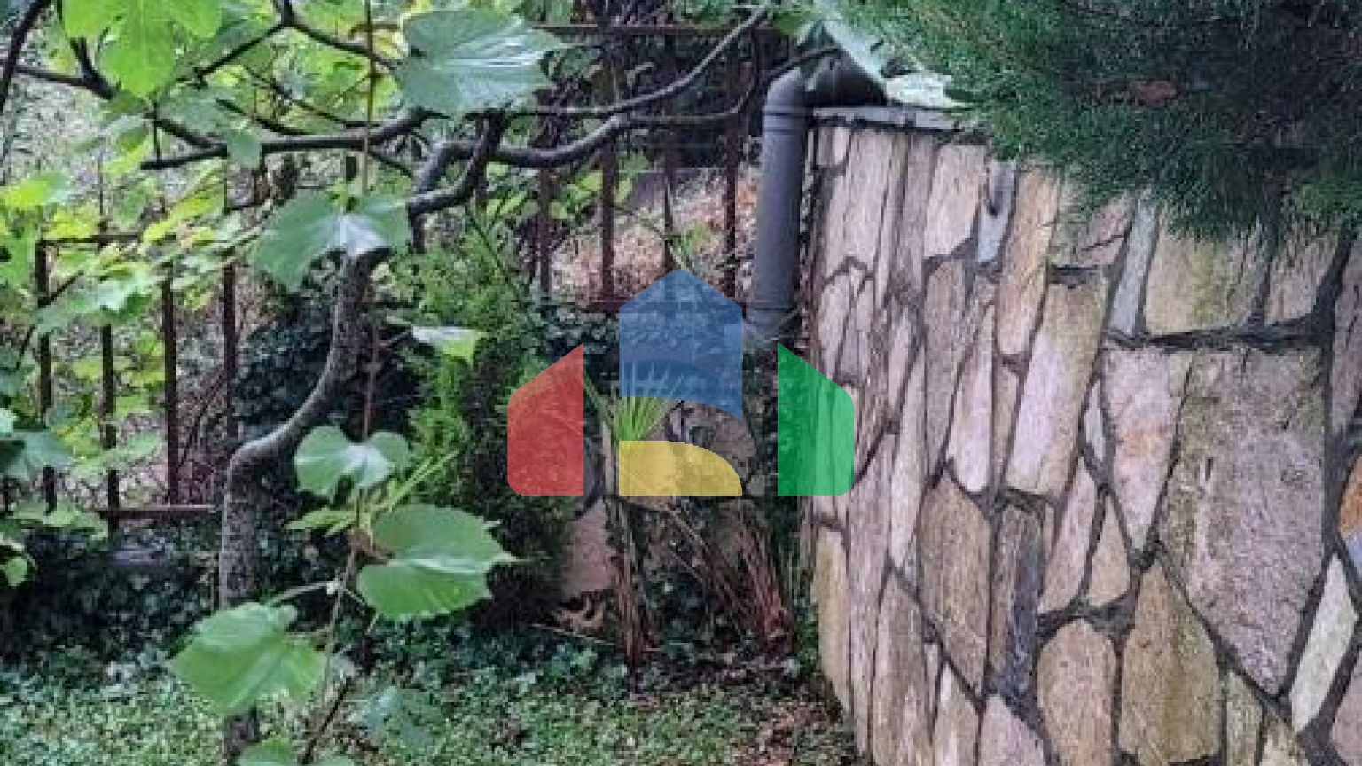 Трёхэтажная вилла на первой линии, Хладна Увала