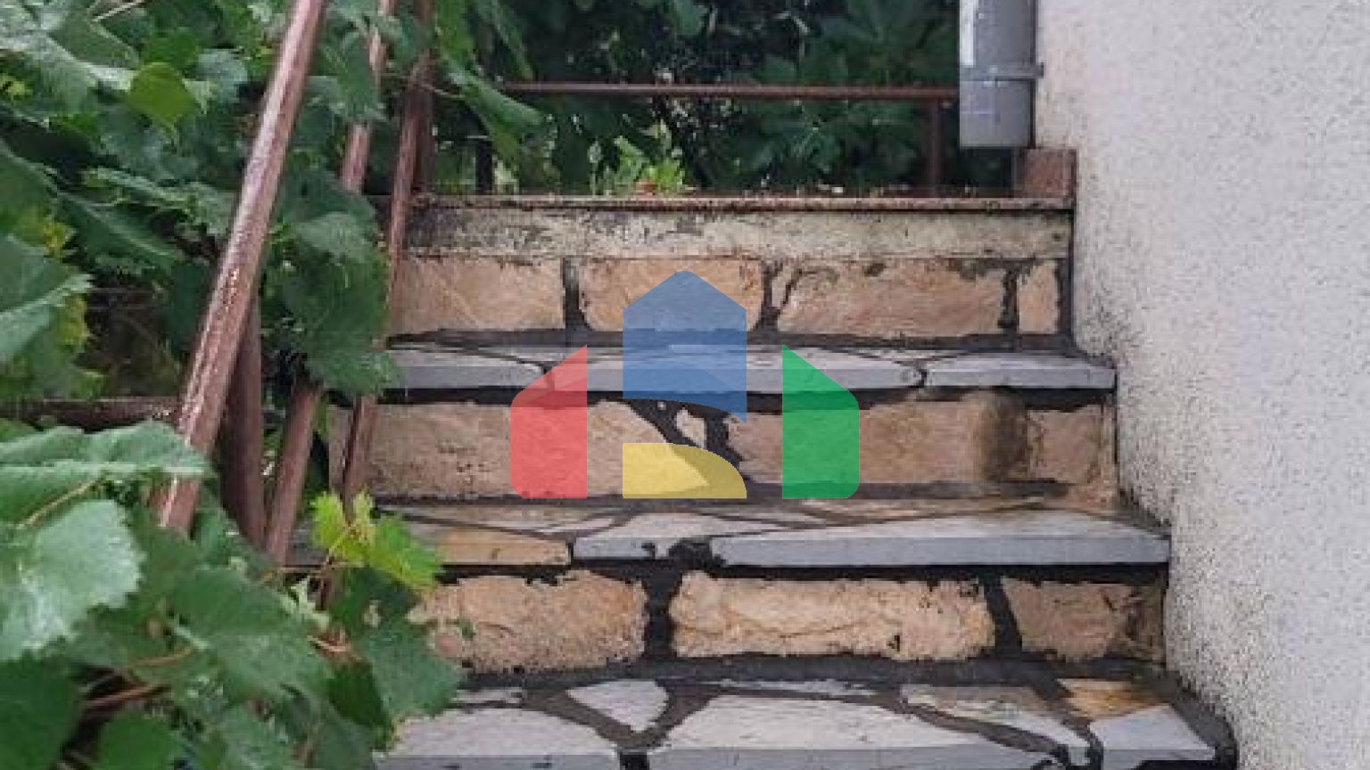 Трёхэтажная вилла на первой линии, Хладна Увала