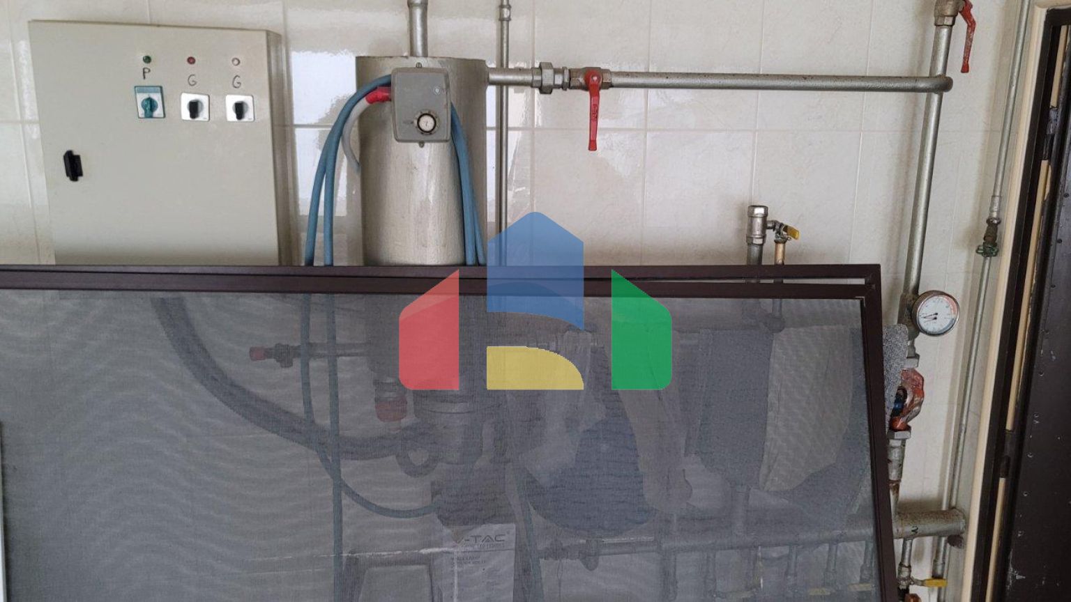 Трёхэтажная вилла на первой линии, Хладна Увала