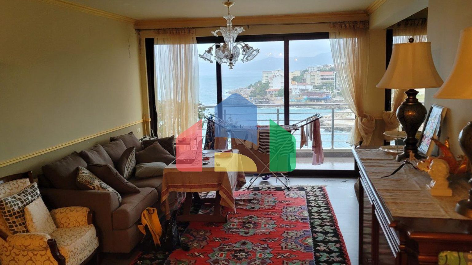 Трёхэтажная вилла на первой линии, Хладна Увала