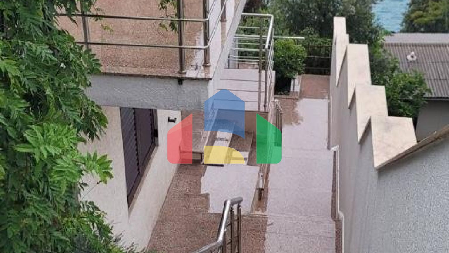 Трёхэтажная вилла на первой линии, Хладна Увала