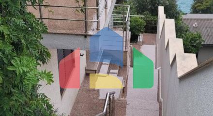 Трёхэтажная вилла на первой линии, Хладна Увала