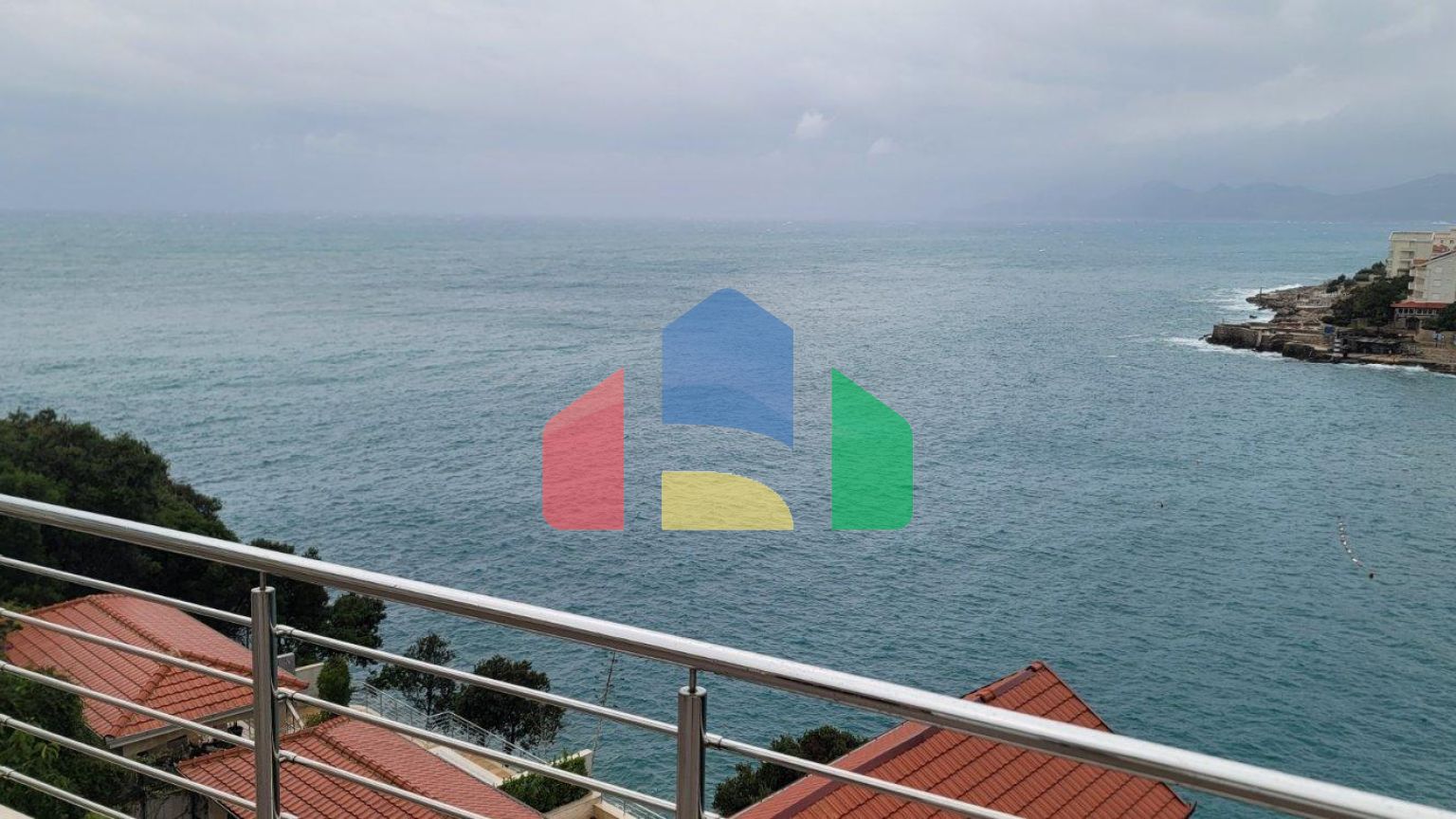 Трёхэтажная вилла на первой линии, Хладна Увала