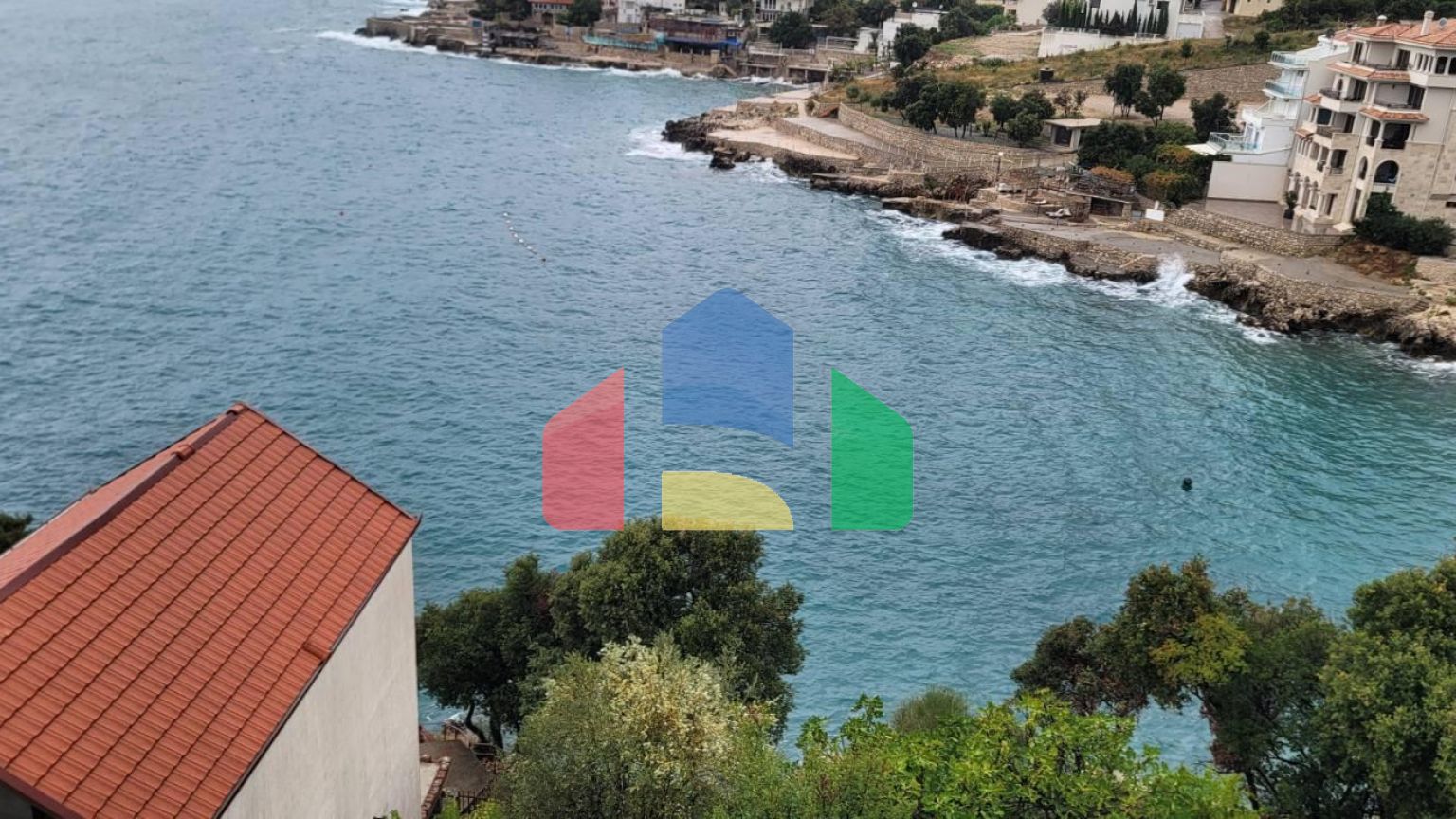 Трёхэтажная вилла на первой линии, Хладна Увала