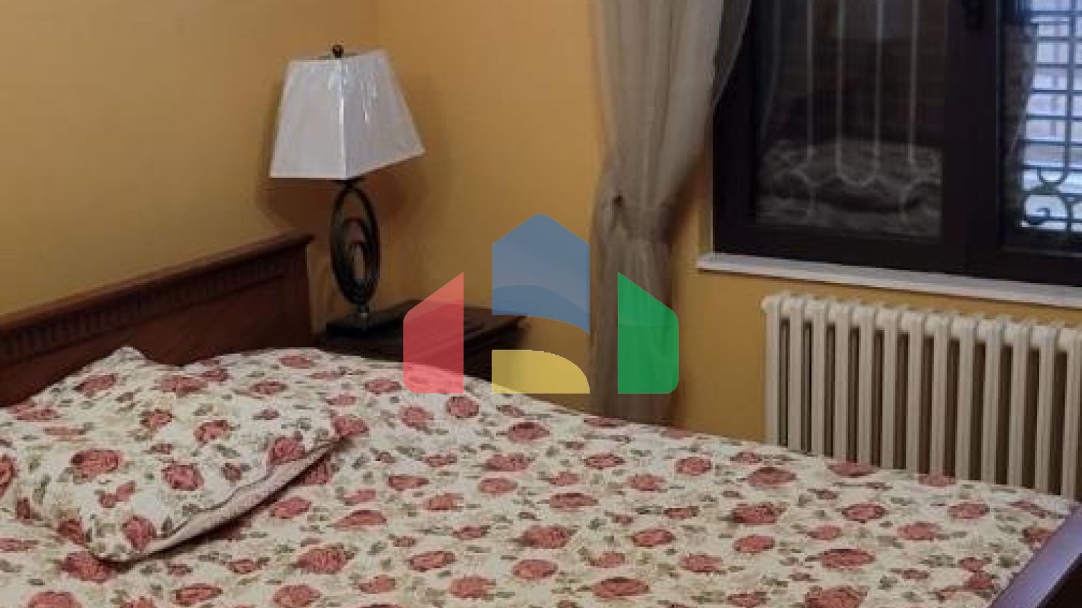 Трёхэтажная вилла на первой линии, Хладна Увала