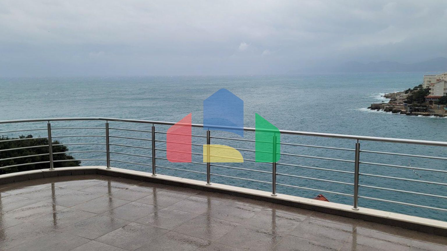 Трёхэтажная вилла на первой линии, Хладна Увала