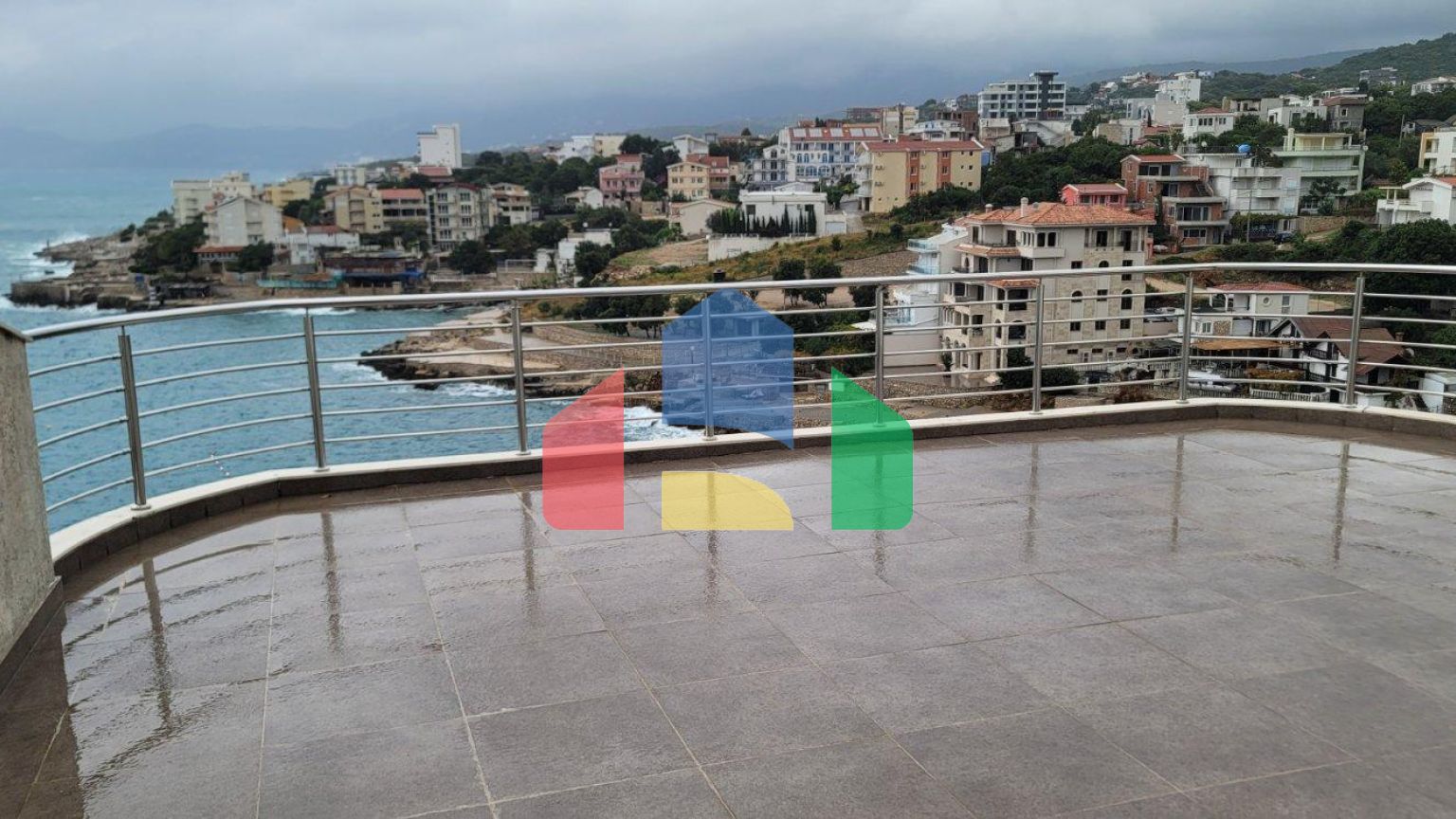 Трёхэтажная вилла на первой линии, Хладна Увала