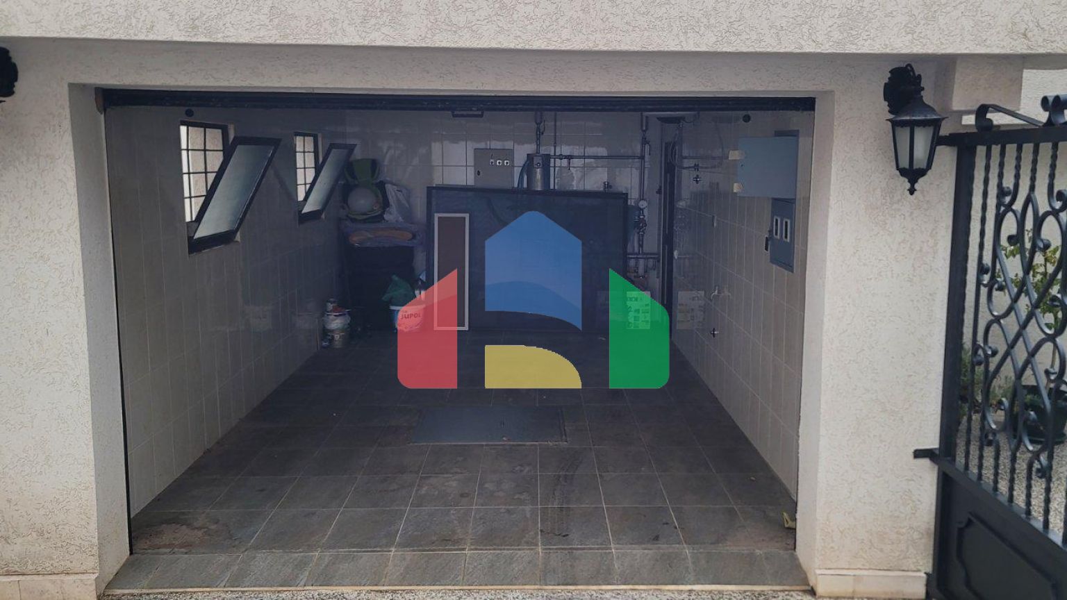 Трёхэтажная вилла на первой линии, Хладна Увала