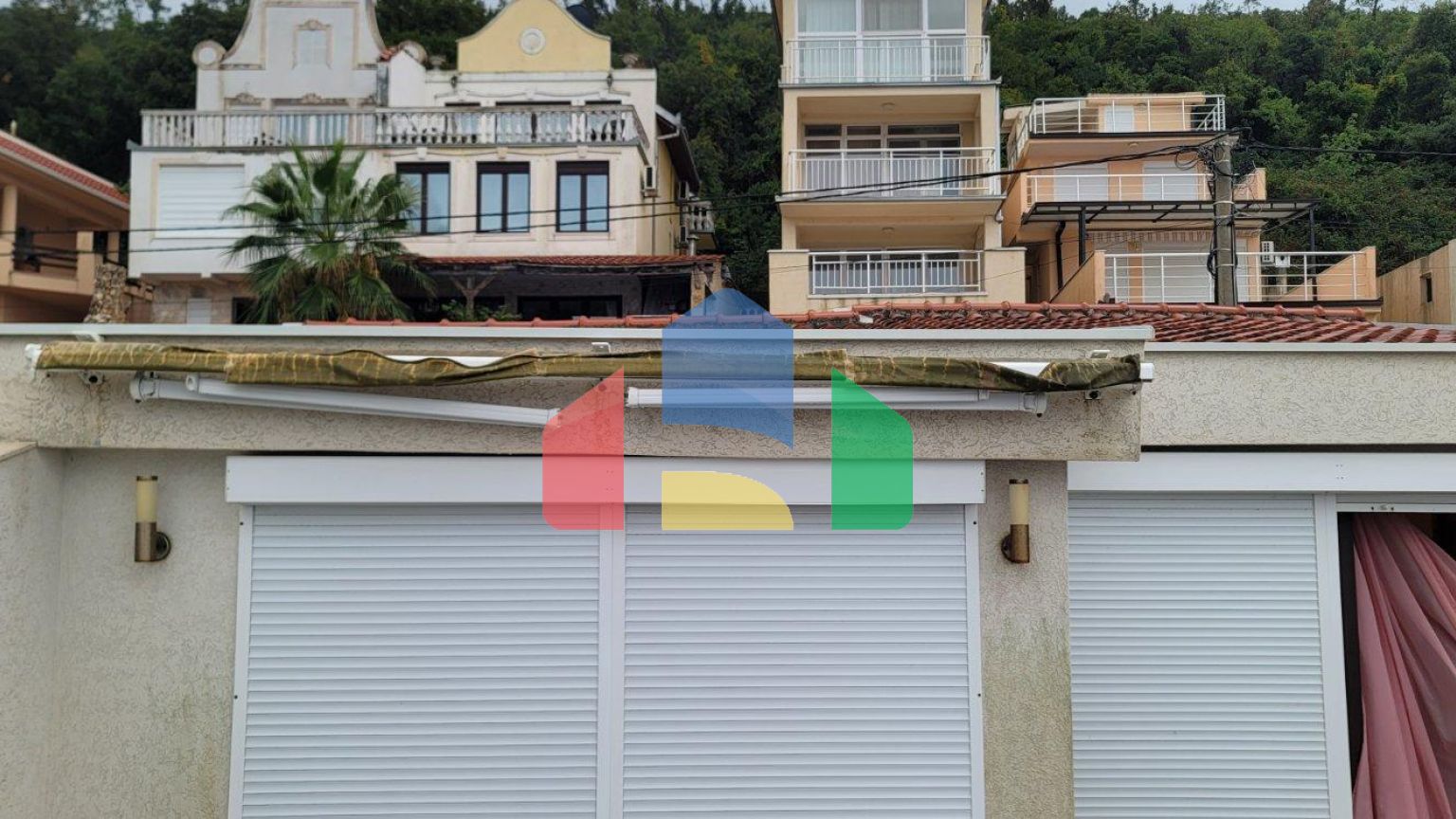 Трёхэтажная вилла на первой линии, Хладна Увала