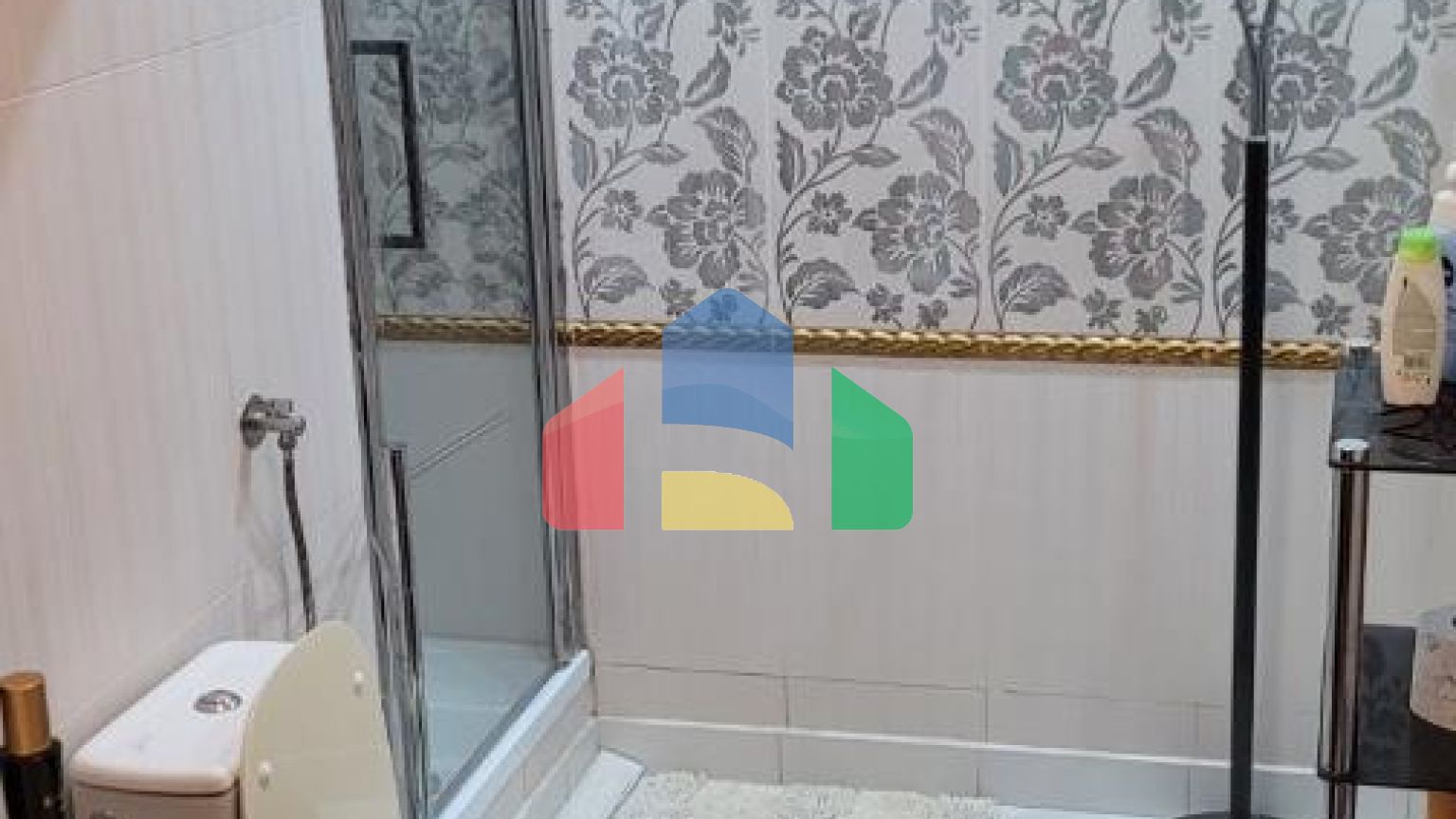 Трёхэтажная вилла на первой линии, Хладна Увала