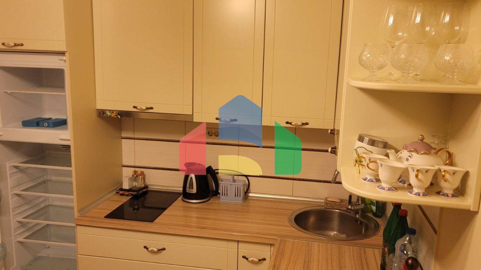 Трёхэтажная вилла на первой линии, Хладна Увала