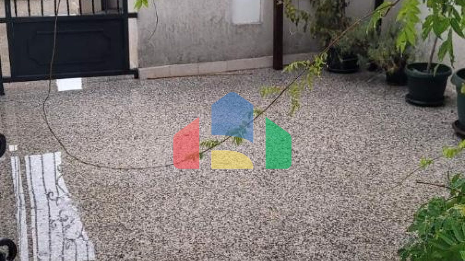 Трёхэтажная вилла на первой линии, Хладна Увала