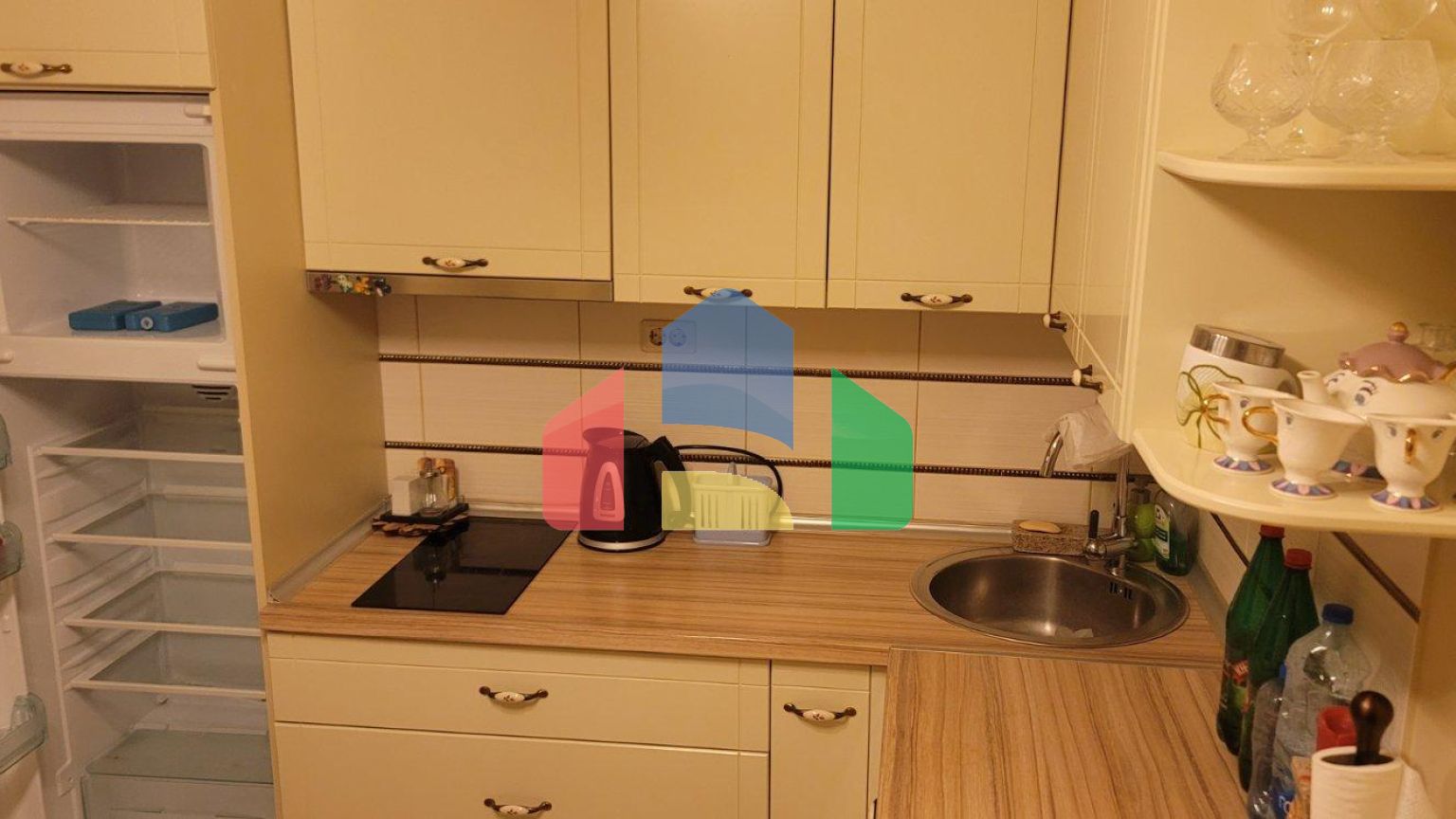 Трёхэтажная вилла на первой линии, Хладна Увала