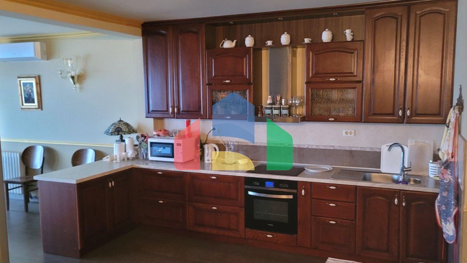 Трёхэтажная вилла на первой линии, Хладна Увала