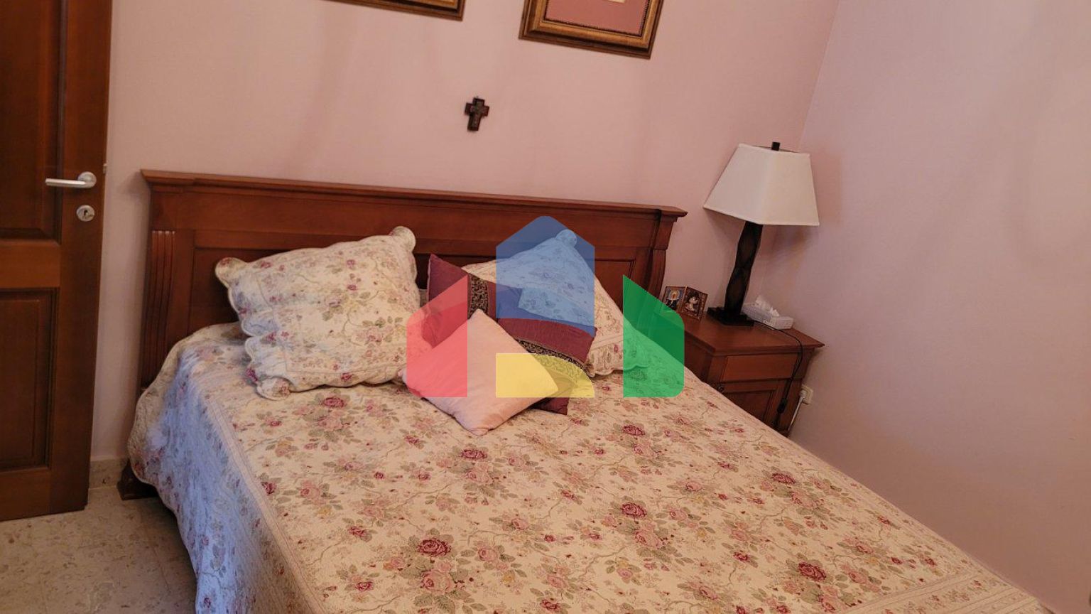 Трёхэтажная вилла на первой линии, Хладна Увала