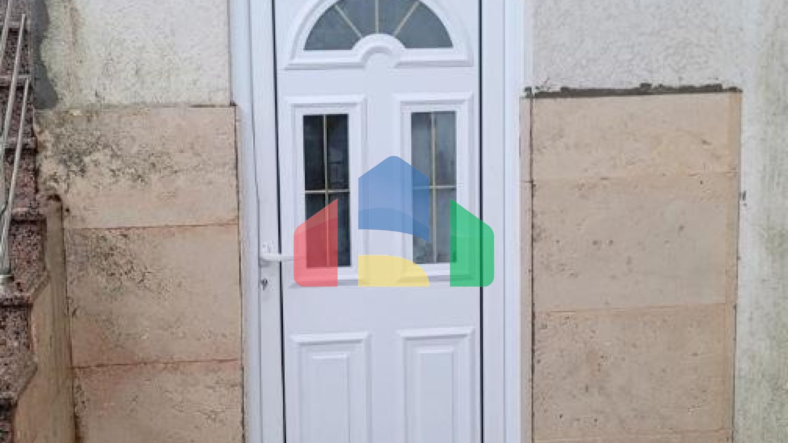 Трёхэтажная вилла на первой линии, Хладна Увала