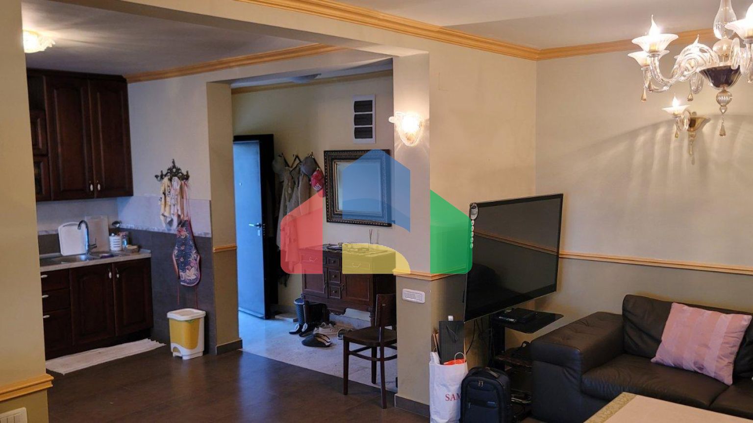 Трёхэтажная вилла на первой линии, Хладна Увала