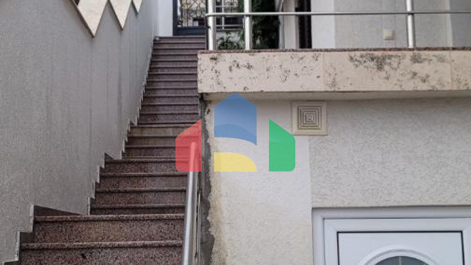 Трёхэтажная вилла на первой линии, Хладна Увала