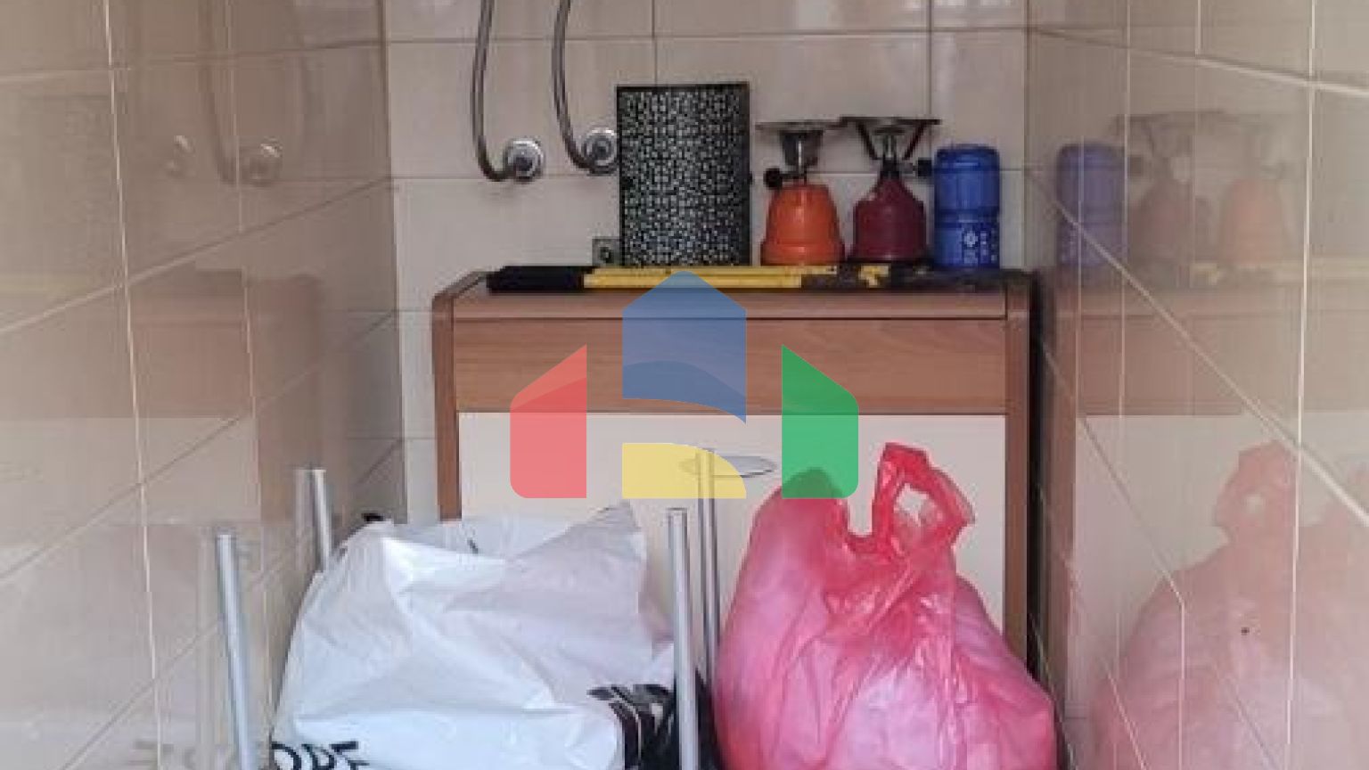 Трёхэтажная вилла на первой линии, Хладна Увала