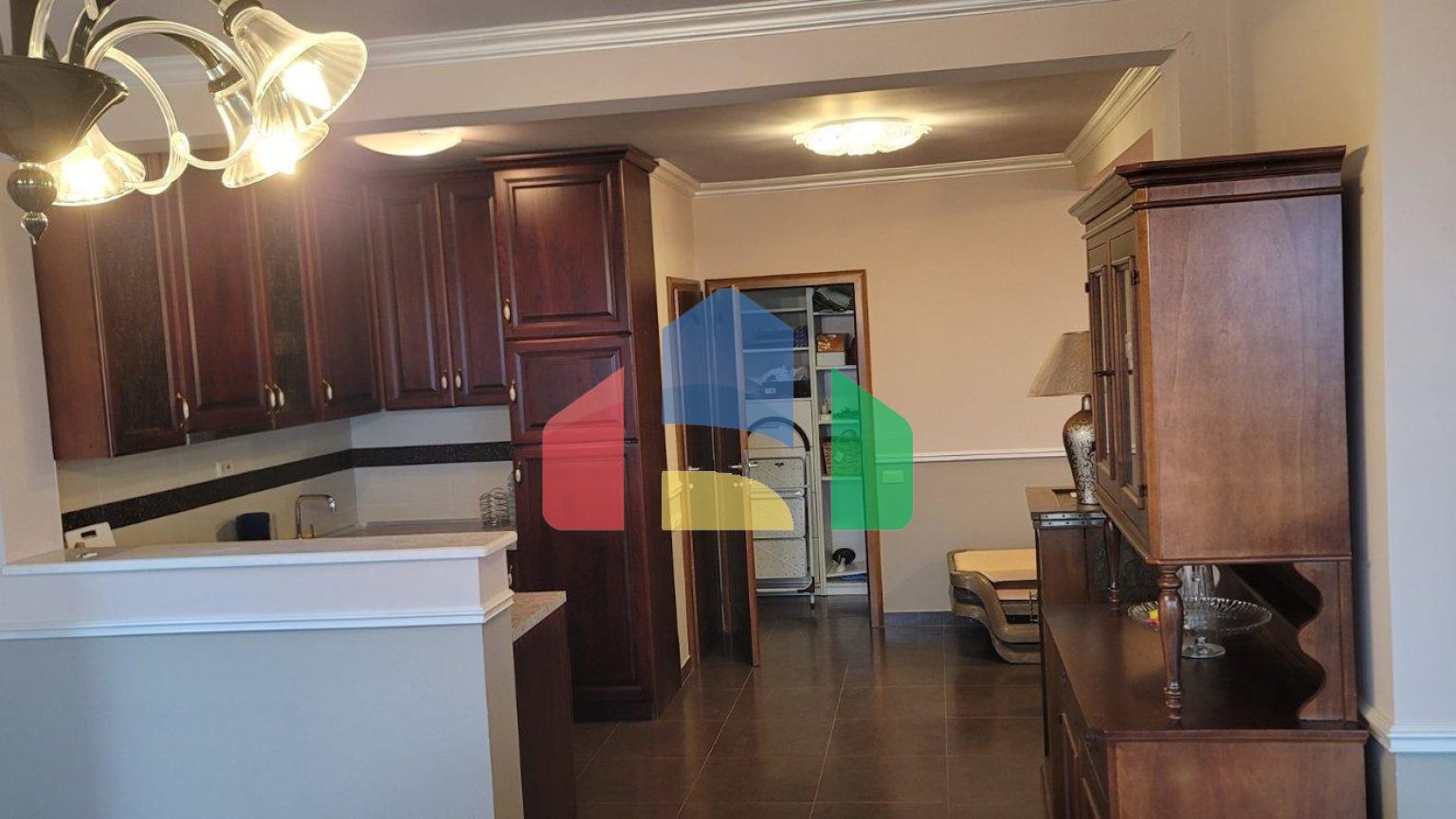 Трёхэтажная вилла на первой линии, Хладна Увала