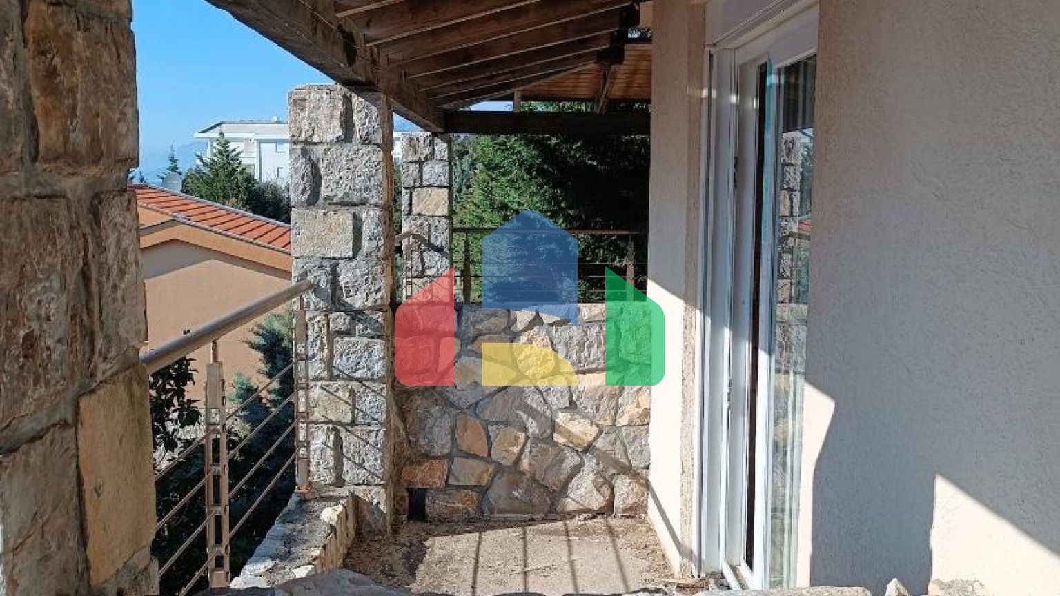 Мини-отель с апартаментами на первой береговой линии в Утехе, Хладна Увала.