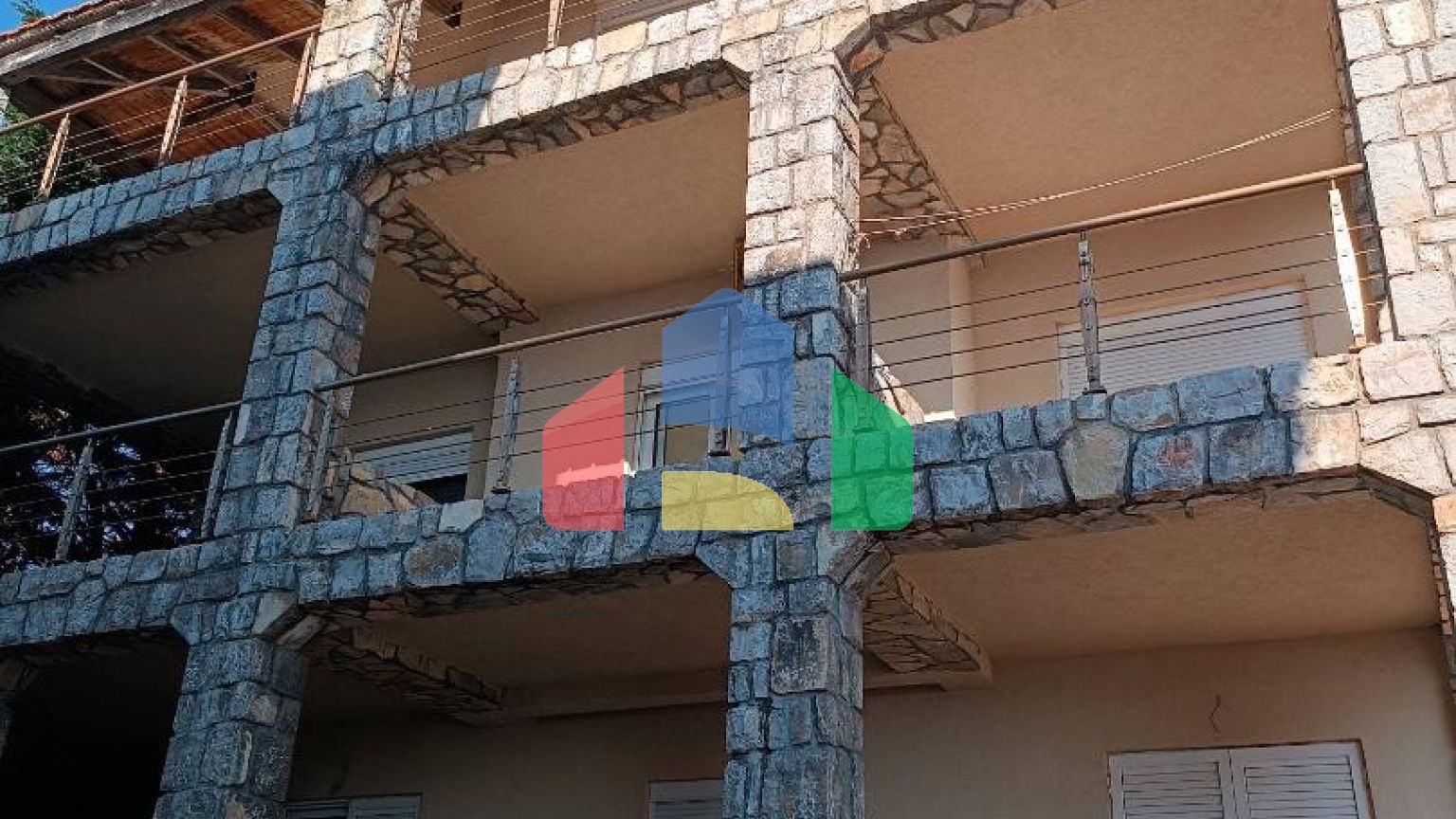 Мини-отель с апартаментами на первой береговой линии в Утехе, Хладна Увала.